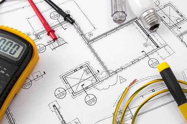 Plano eléctrico con herramientas de medición y cables para instalación certificada